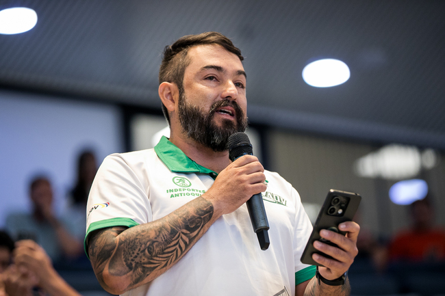 Carlos_moncada_Liga_lanzamiento_disco_3